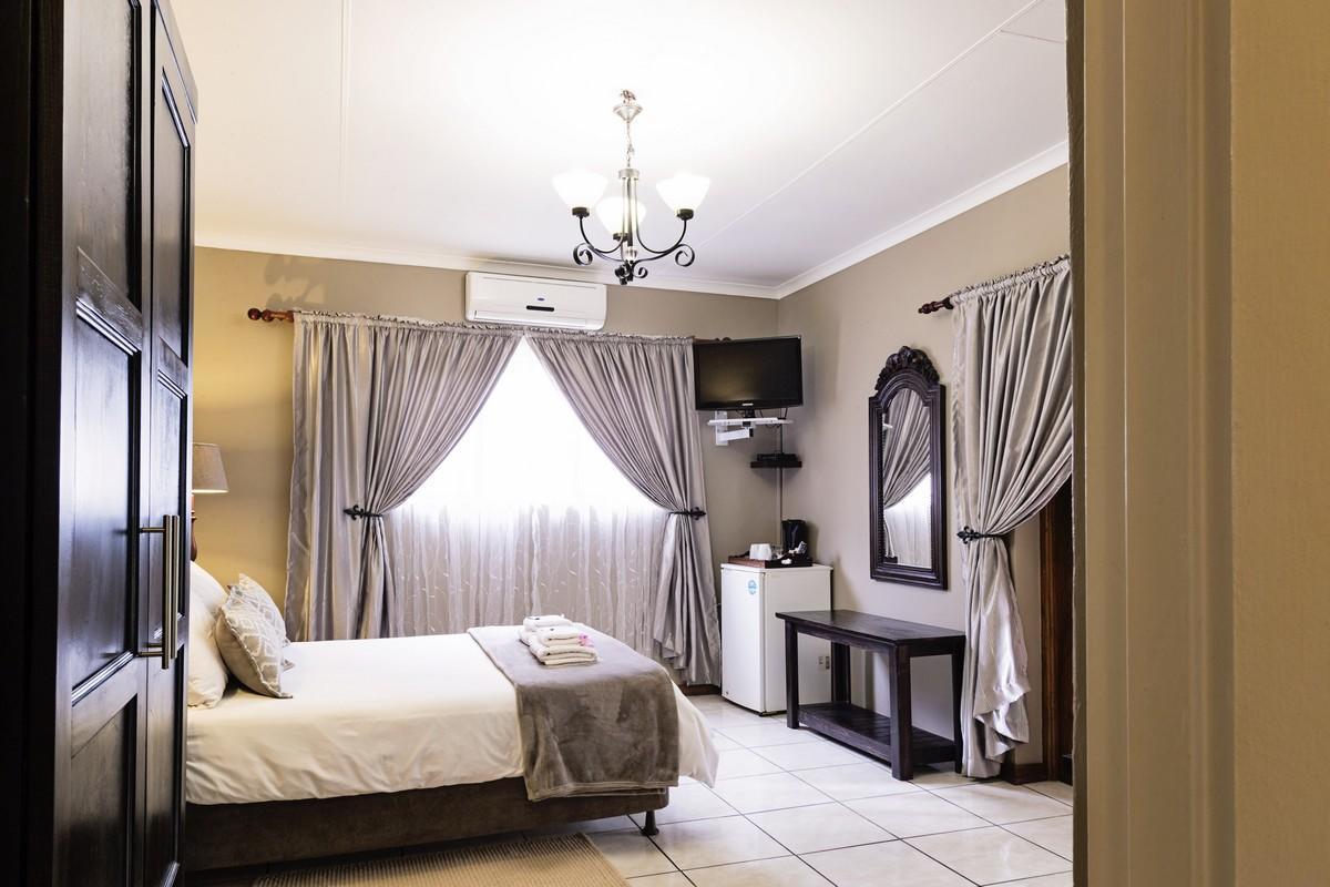 Holme Lea Manor Bed & Breakfast Piet Retief ภายนอก รูปภาพ